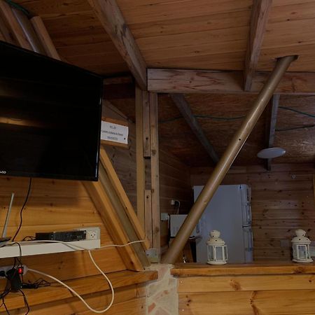 בקתת עץ בחורש במנות - דום גיאודזי - Wooden Cabin In Manot Exterior foto