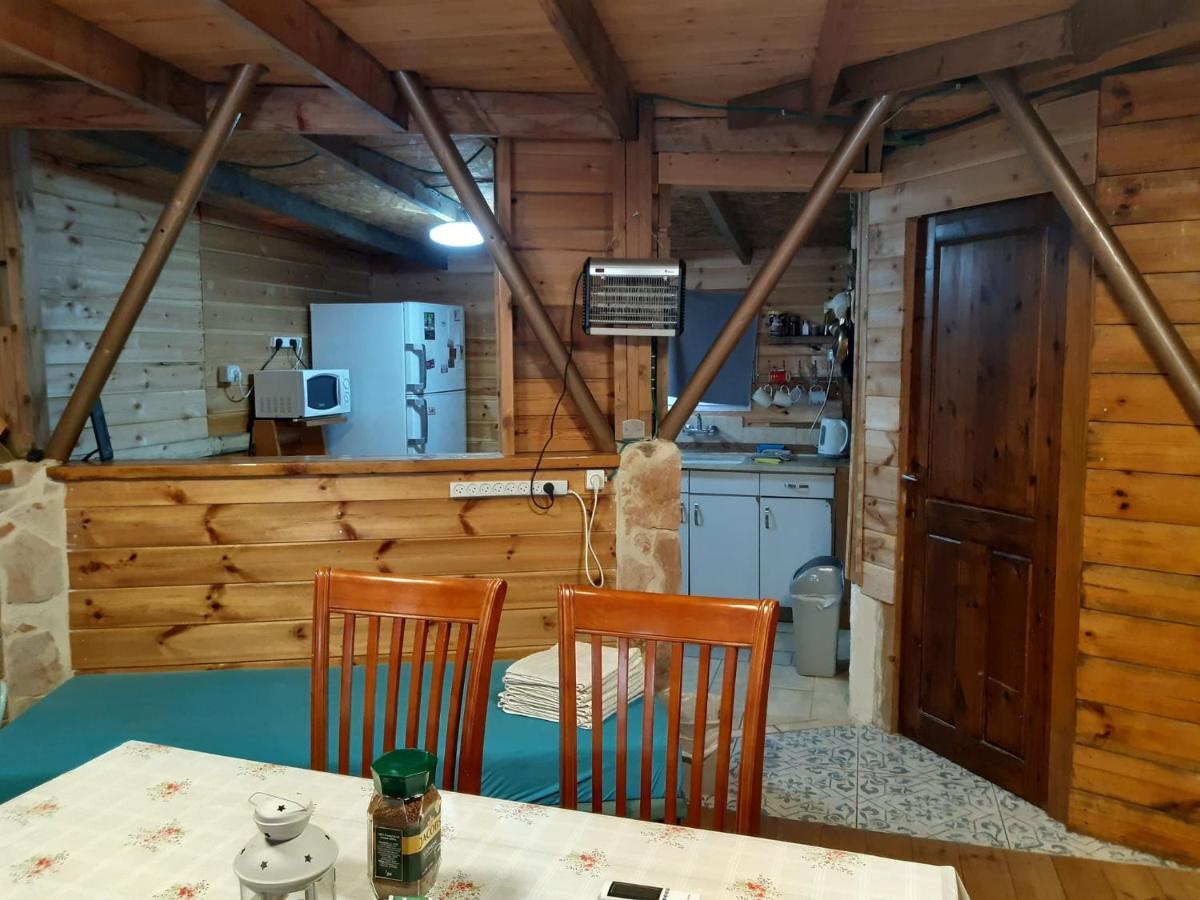 בקתת עץ בחורש במנות - דום גיאודזי - Wooden Cabin In Manot Exterior foto