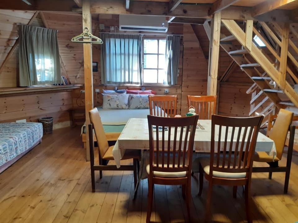 בקתת עץ בחורש במנות - דום גיאודזי - Wooden Cabin In Manot Exterior foto
