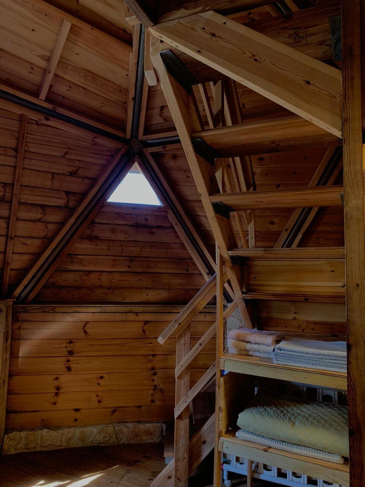 בקתת עץ בחורש במנות - דום גיאודזי - Wooden Cabin In Manot Exterior foto