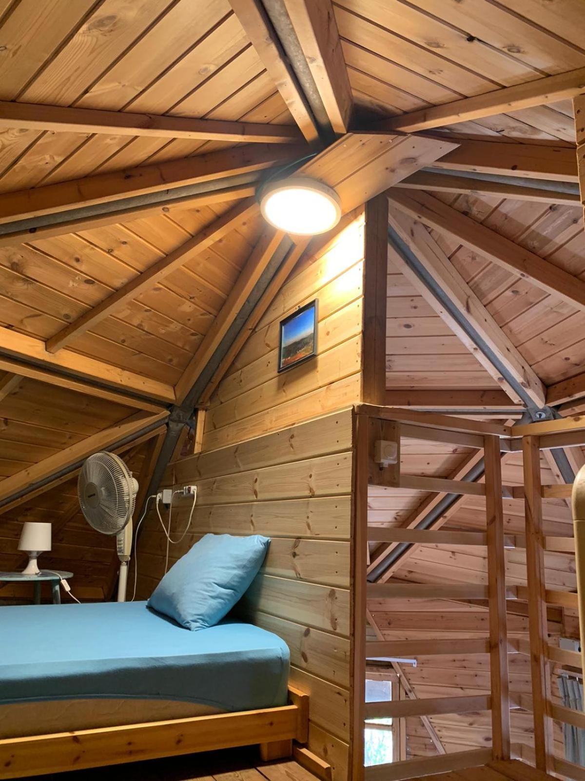 בקתת עץ בחורש במנות - דום גיאודזי - Wooden Cabin In Manot Exterior foto