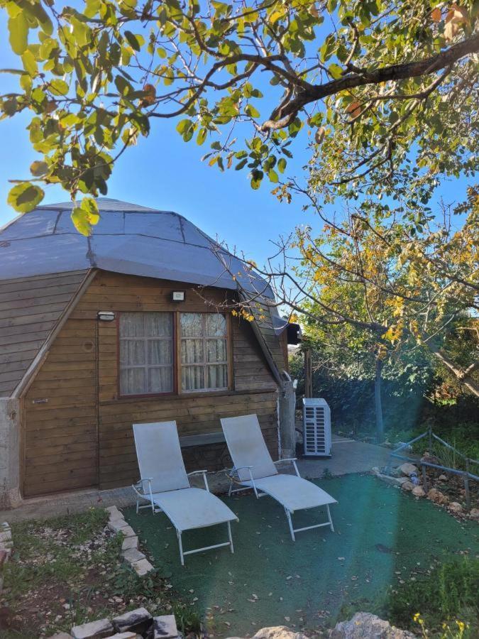 בקתת עץ בחורש במנות - דום גיאודזי - Wooden Cabin In Manot Exterior foto